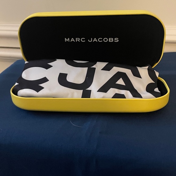 NWOT-Marc Jacob’s Black Sunglasses with Yellow Case - Picture 10 of 10